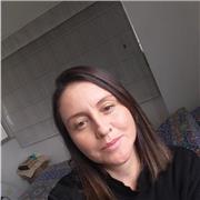 Profesora de filosofía imparte clases para niños y jóvenes